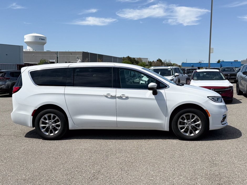 2023 Chrysler Pacifica Touring-L-7