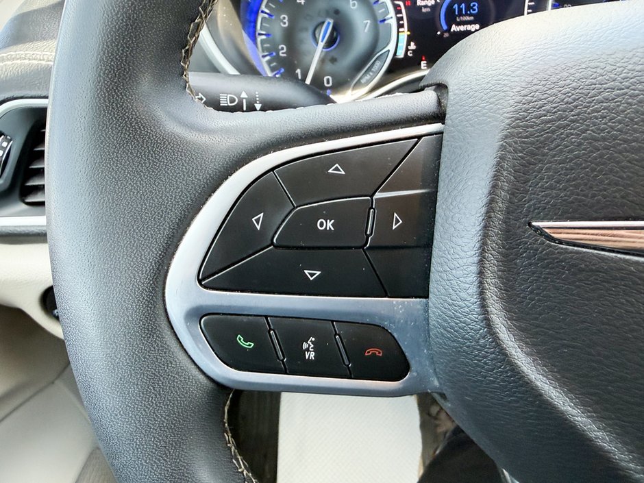 2023 Chrysler Pacifica Touring-L-23