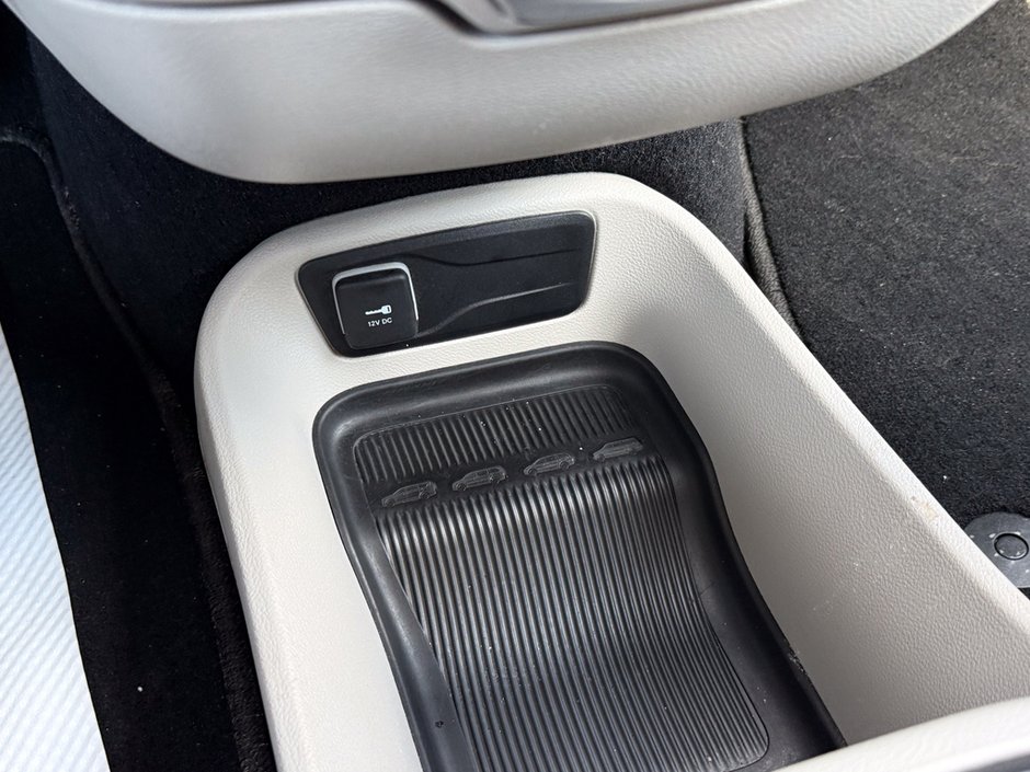 2023 Chrysler Pacifica Touring-L-30