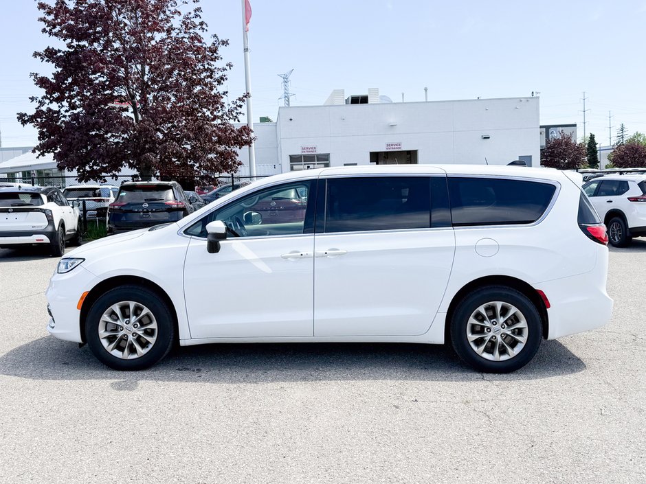 2023 Chrysler Pacifica Touring-L-3