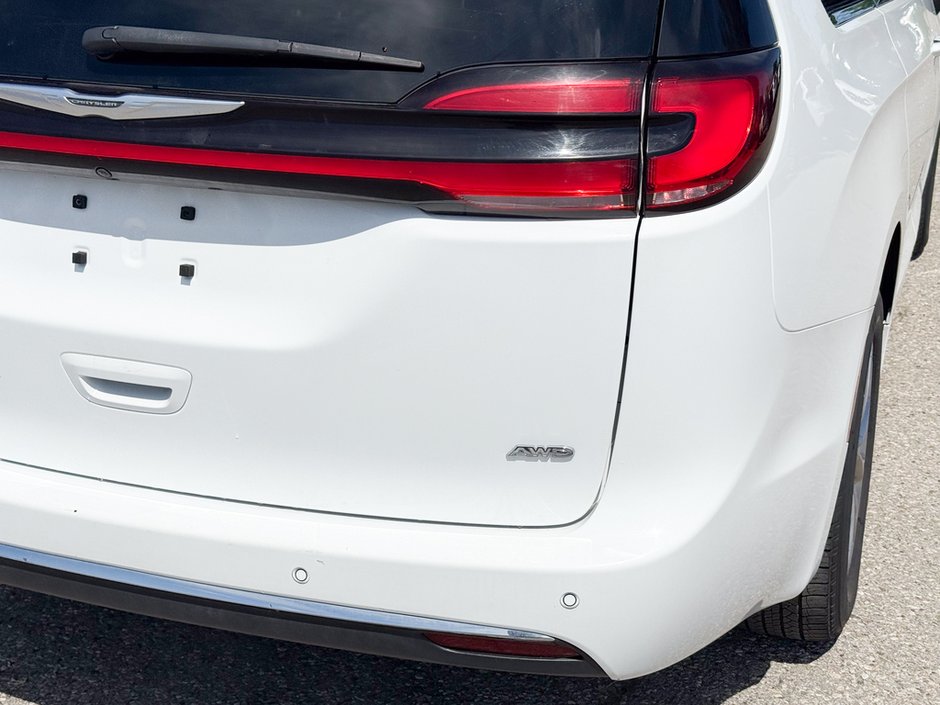 2023 Chrysler Pacifica Touring-L-12