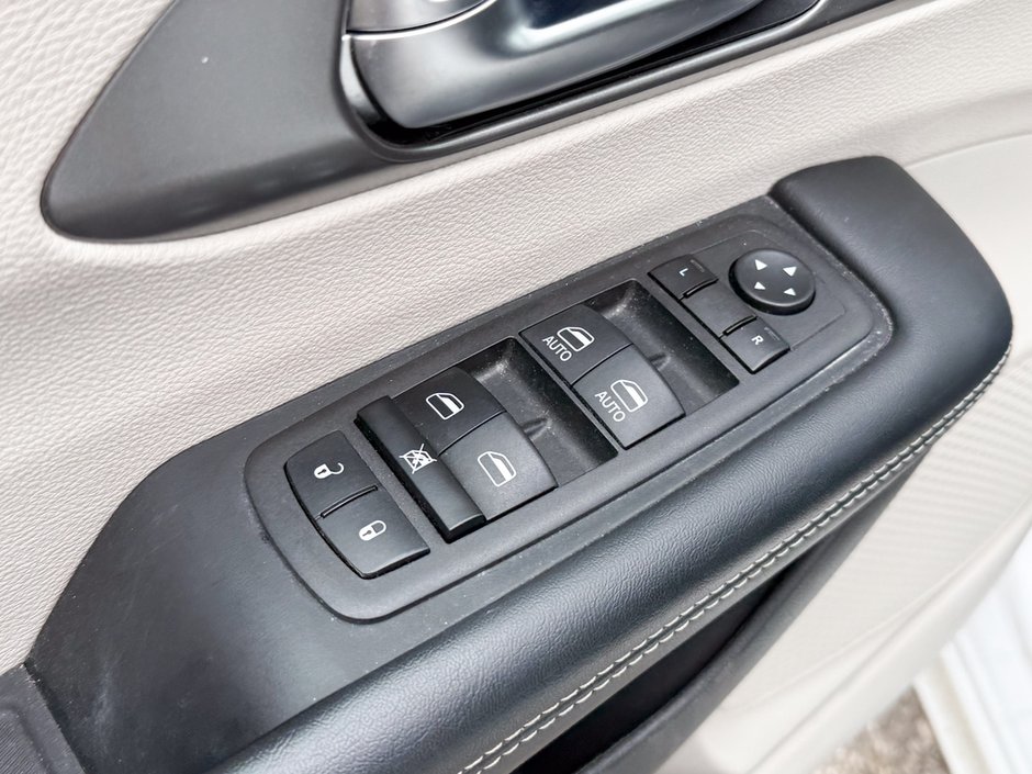 2023 Chrysler Pacifica Touring-L-20