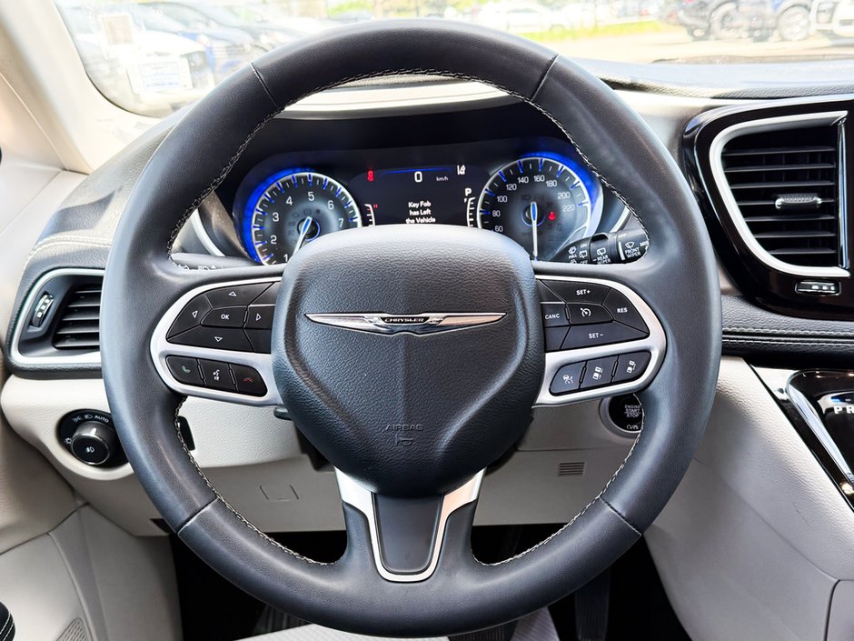 2023 Chrysler Pacifica Touring-L-18
