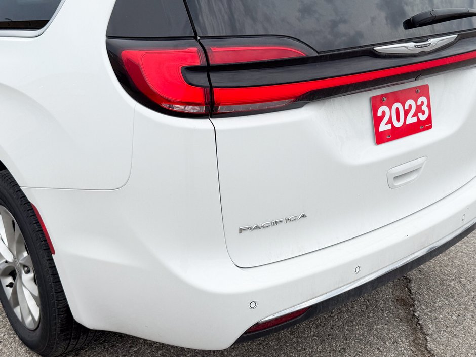 2023 Chrysler Pacifica Touring-L-11