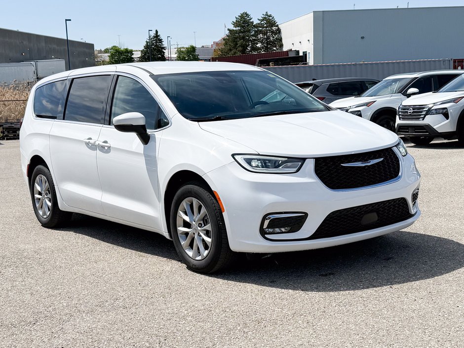 2023 Chrysler Pacifica Touring-L-8
