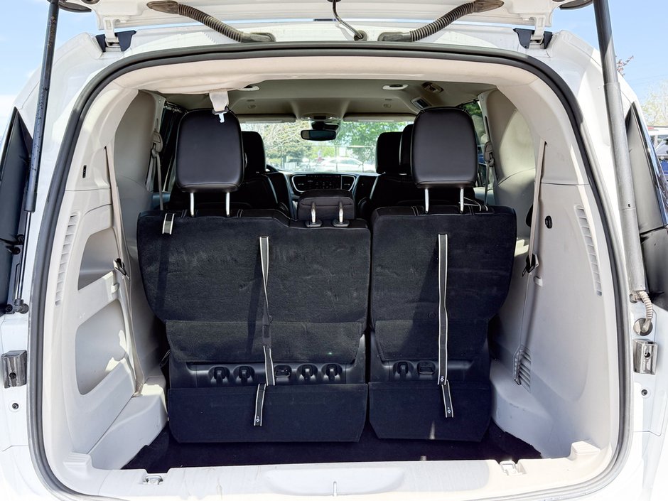 2023 Chrysler Pacifica Touring-L-13