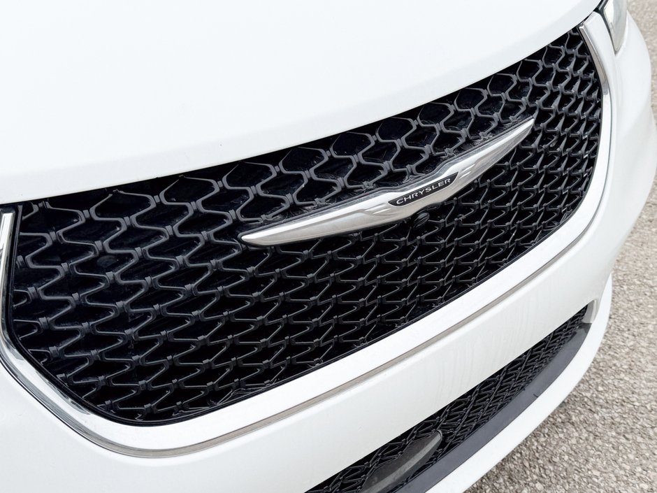 2023 Chrysler Pacifica Touring-L-9