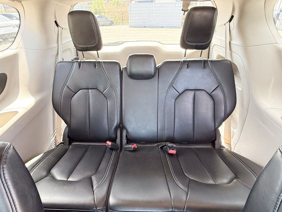 2023 Chrysler Pacifica Touring-L-15