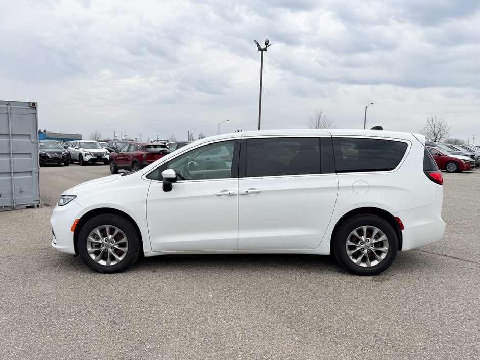 2023 Chrysler Pacifica Touring-L-3