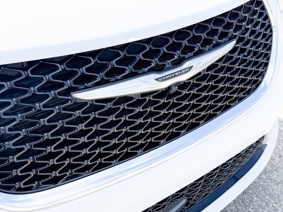 2023 Chrysler Pacifica Touring-L-10