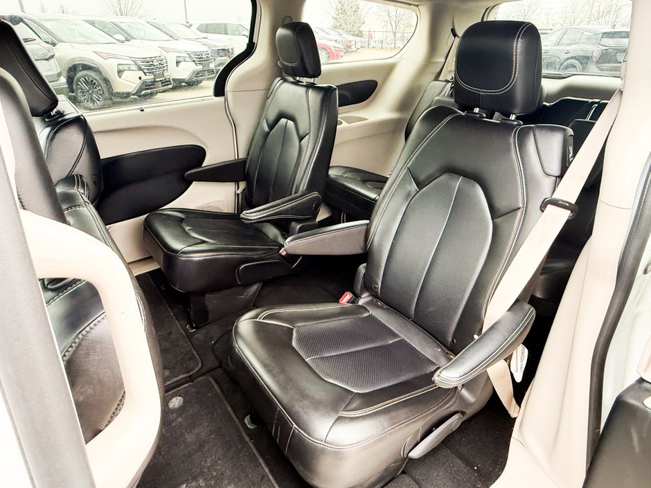 2023 Chrysler Pacifica Touring-L-14