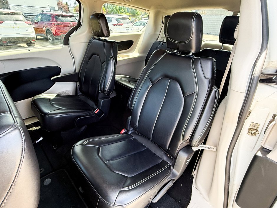 2023 Chrysler Pacifica Touring-L-14