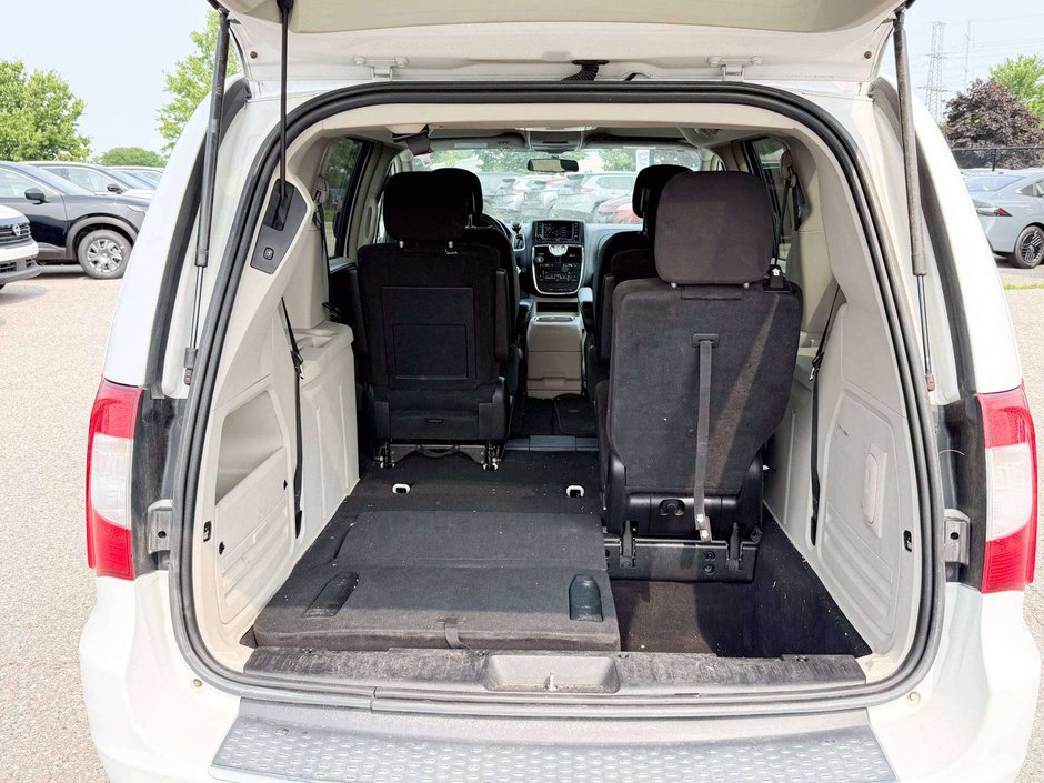 2014 Chrysler Town & Country Touring-9