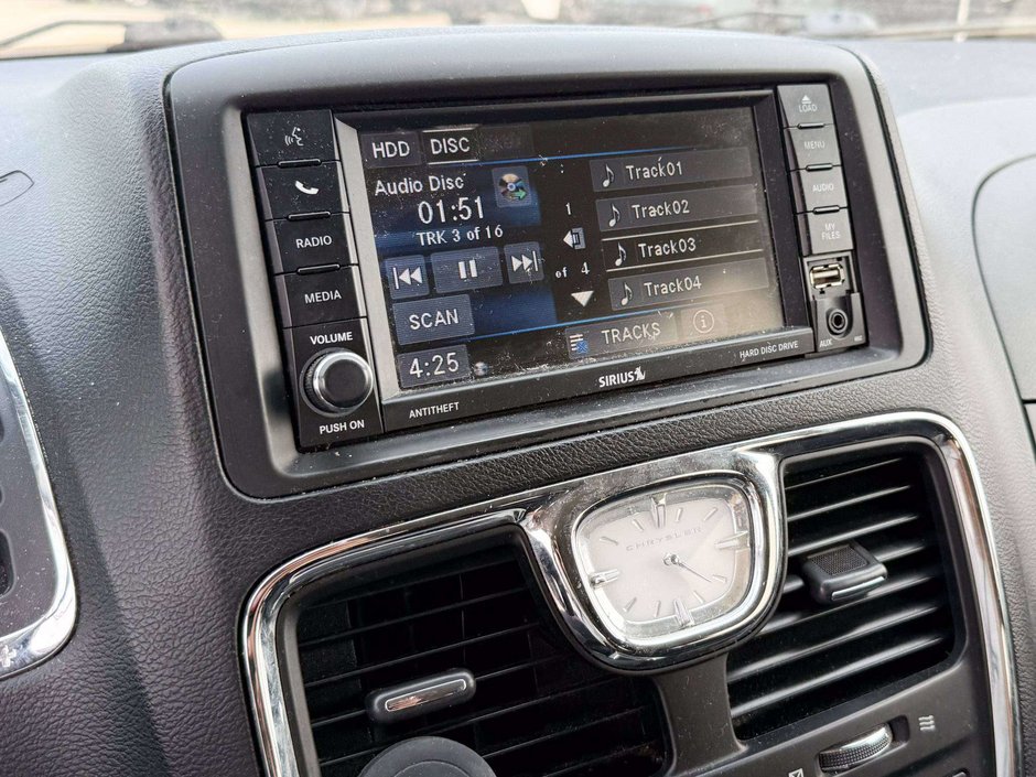 2014 Chrysler Town & Country Touring-13