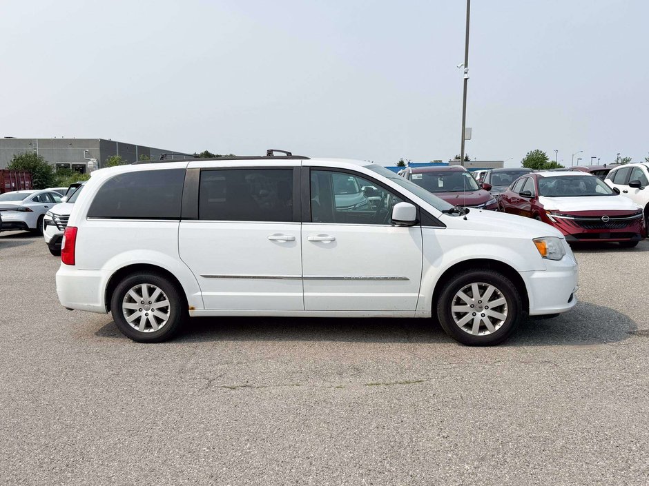 2014 Chrysler Town & Country Touring-7