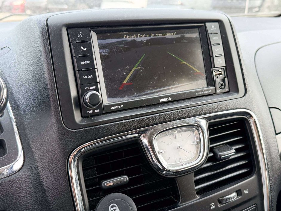 2014 Chrysler Town & Country Touring-14