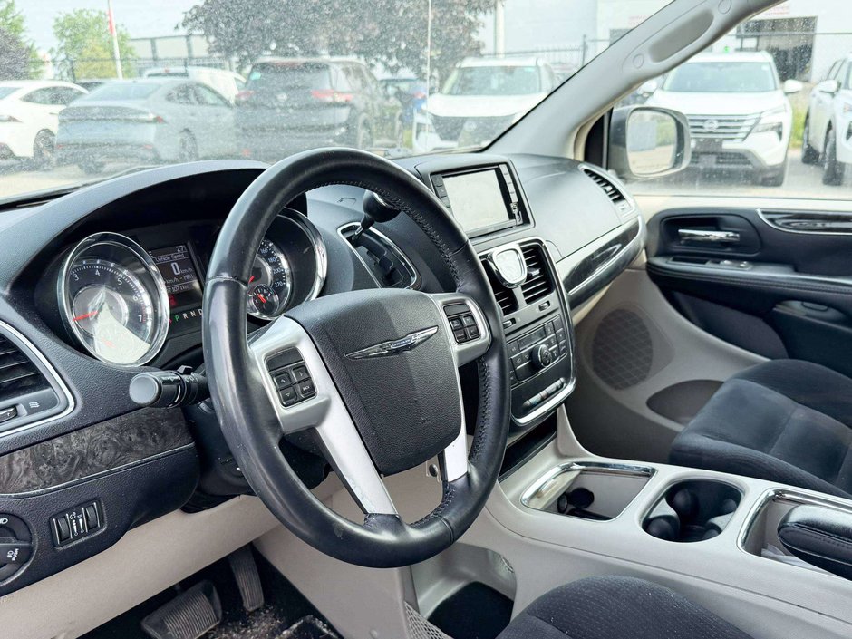 2014 Chrysler Town & Country Touring-10