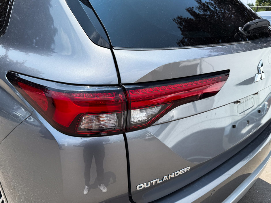 2022 Mitsubishi Outlander LE-9