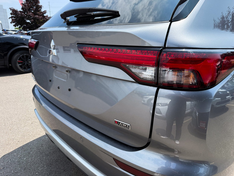 2022 Mitsubishi Outlander LE-10