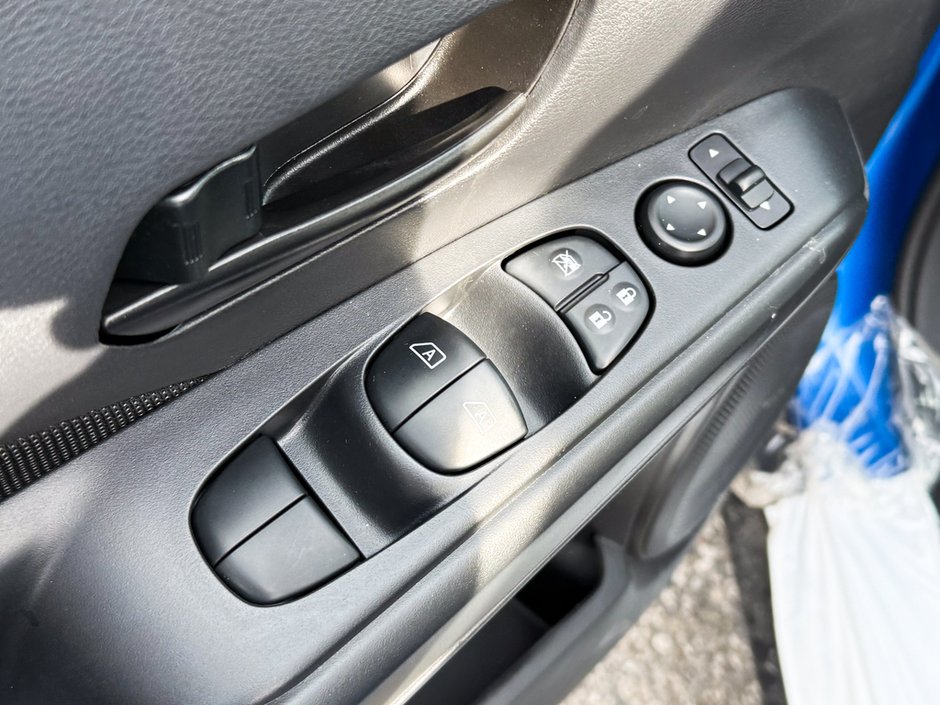 2025 Nissan Kicks Play S-18