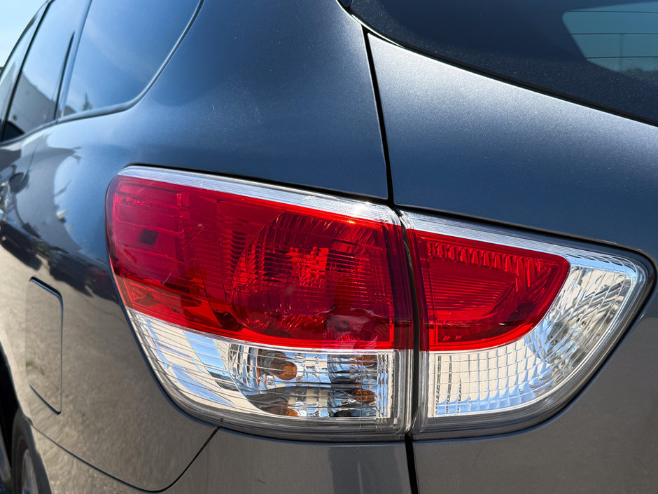 2016 Nissan Pathfinder S-11