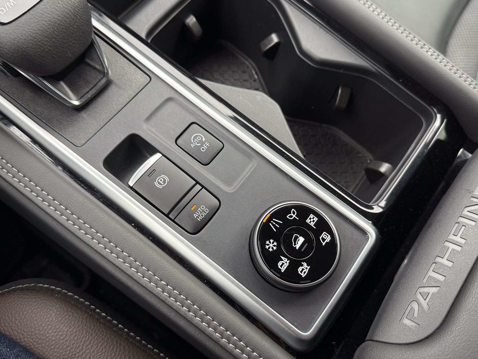 2025 Nissan Pathfinder Platinum-34