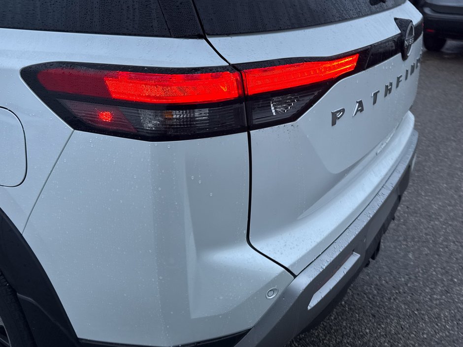 2025 Nissan Pathfinder Platinum-12