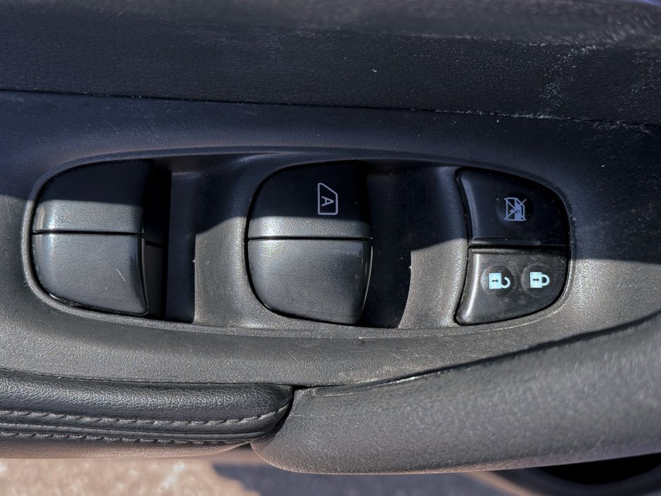 2020 Nissan Rogue S-26