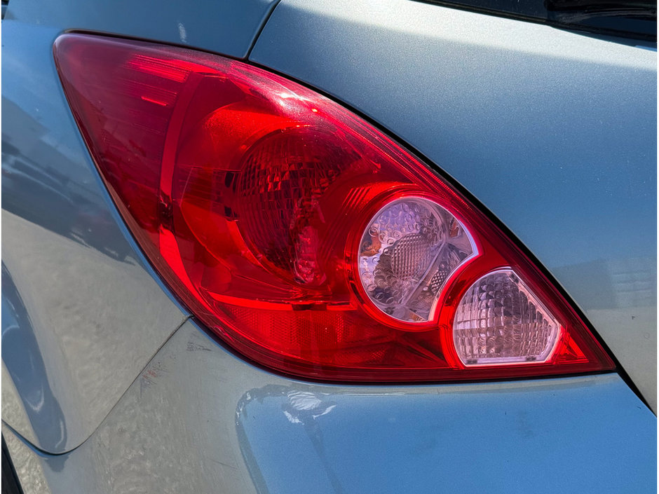 2010 Nissan Versa 1.8 SL-11