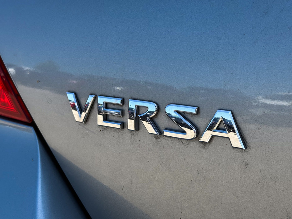 2010 Nissan Versa 1.8 SL-12
