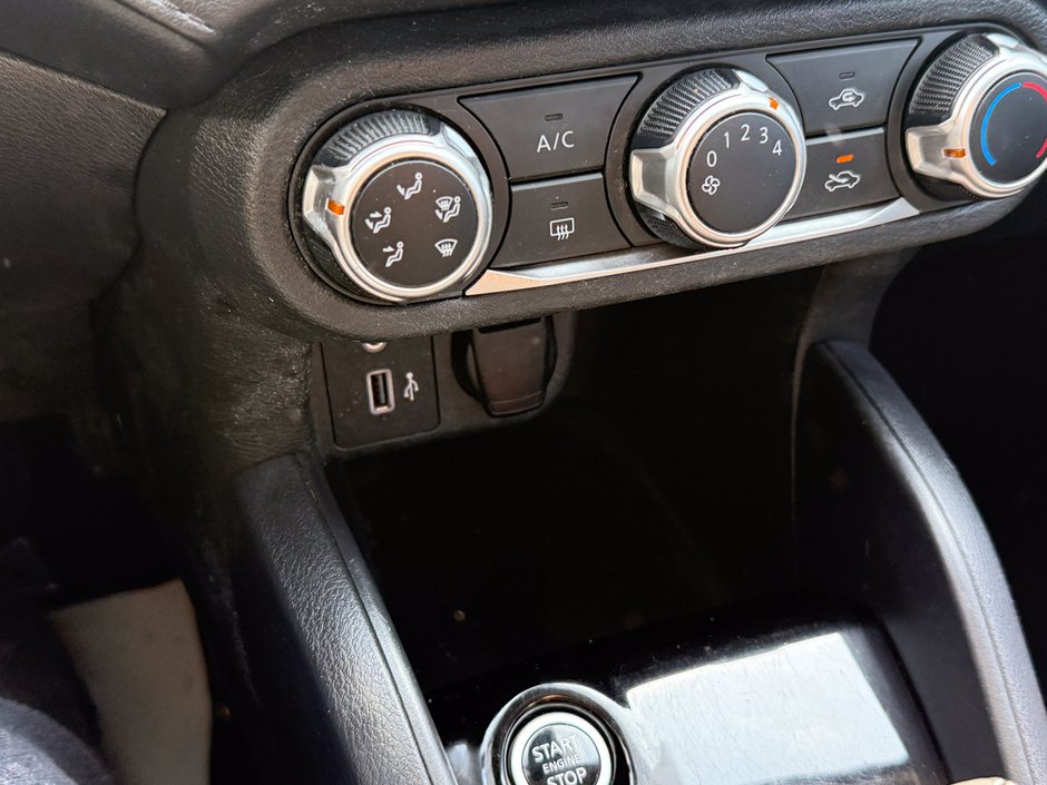 2021 Nissan Versa 1.6 S-26