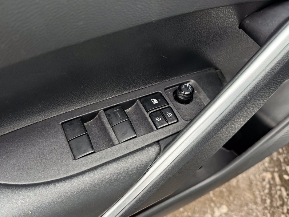 2023 Toyota Corolla Cross LE-20