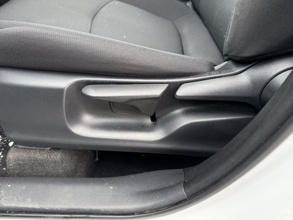 2023 Toyota Corolla Cross LE-21