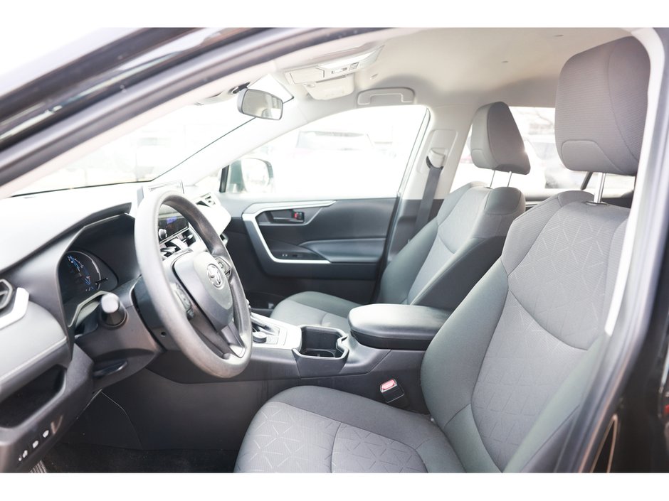 2025 Toyota RAV4 Hybrid LE-19