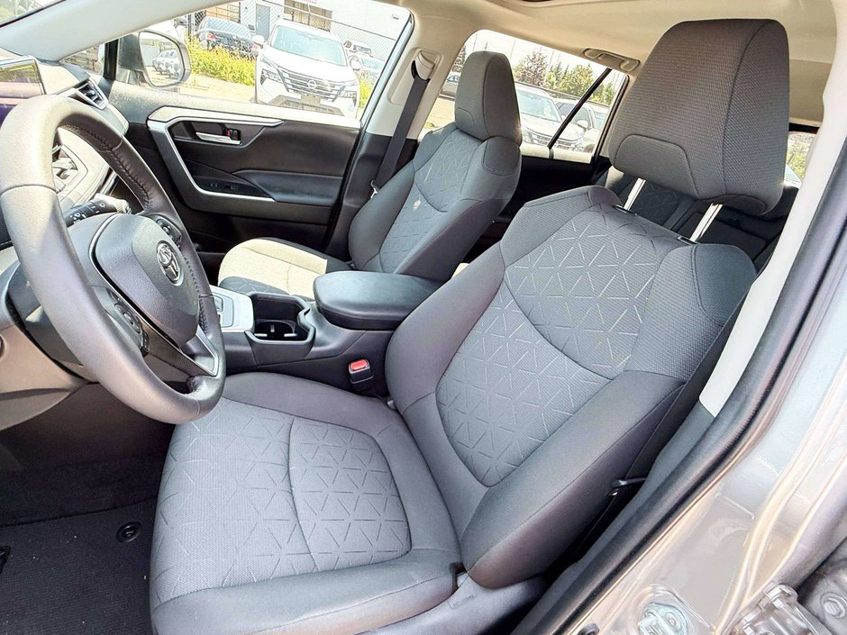 2023 Toyota RAV4 XLE-24