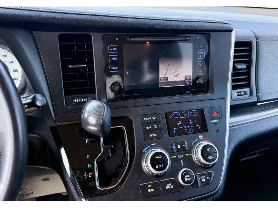 2017 Toyota Sienna SE-19
