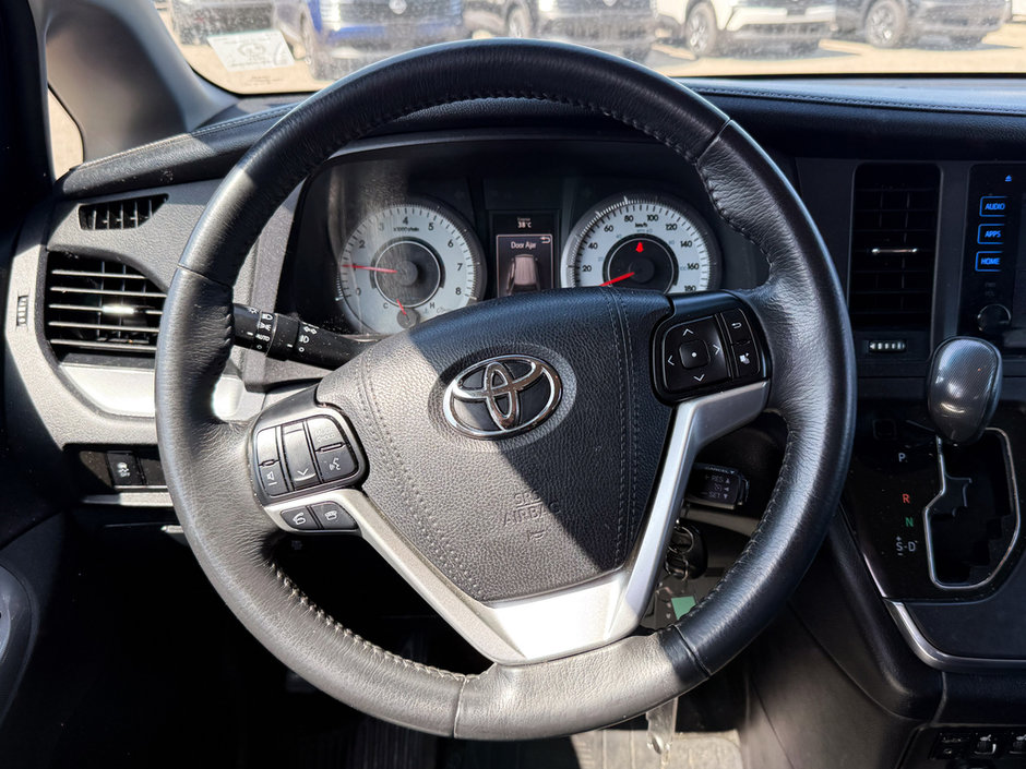 2017 Toyota Sienna SE-18