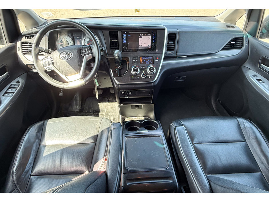 2017 Toyota Sienna SE-17