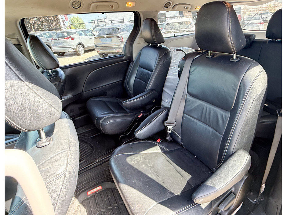 2017 Toyota Sienna SE-16