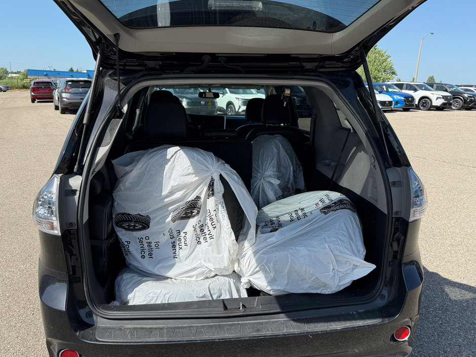 2017 Toyota Sienna SE-13