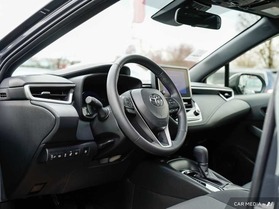2023 Toyota Corolla SE AWD + LOW KMS-5