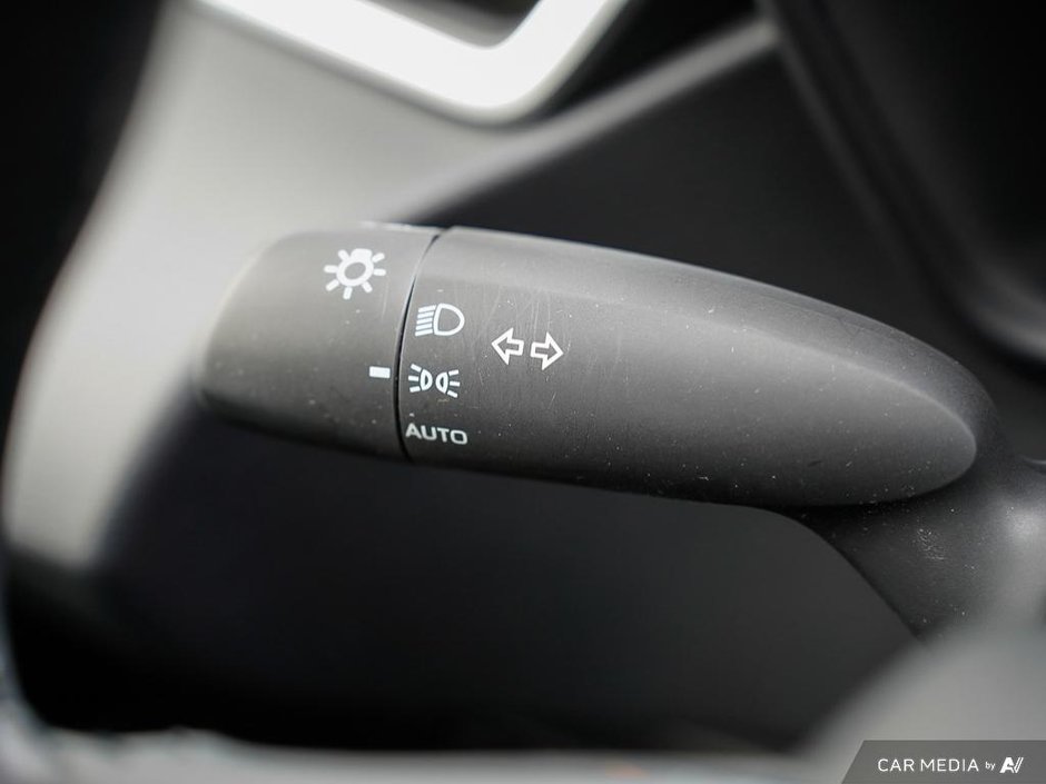 2023 Toyota Corolla SE AWD + LOW KMS-8