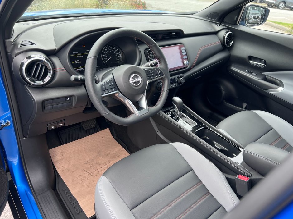 2023 Nissan Kicks SR CVT-11