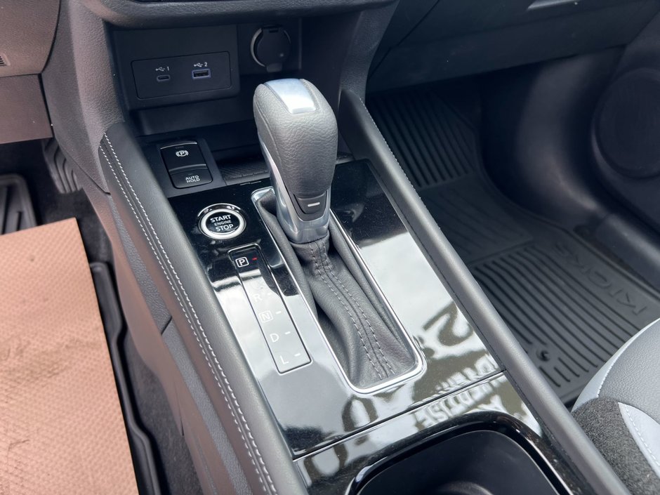 2023 Nissan Kicks SR CVT-15