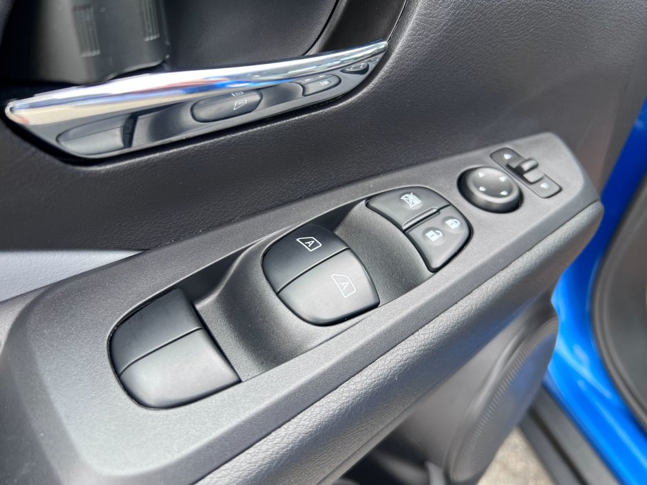 2023 Nissan Kicks SR CVT-12