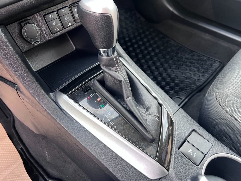 2017 Toyota Corolla 4-door Sedan LE CVTi-S-16