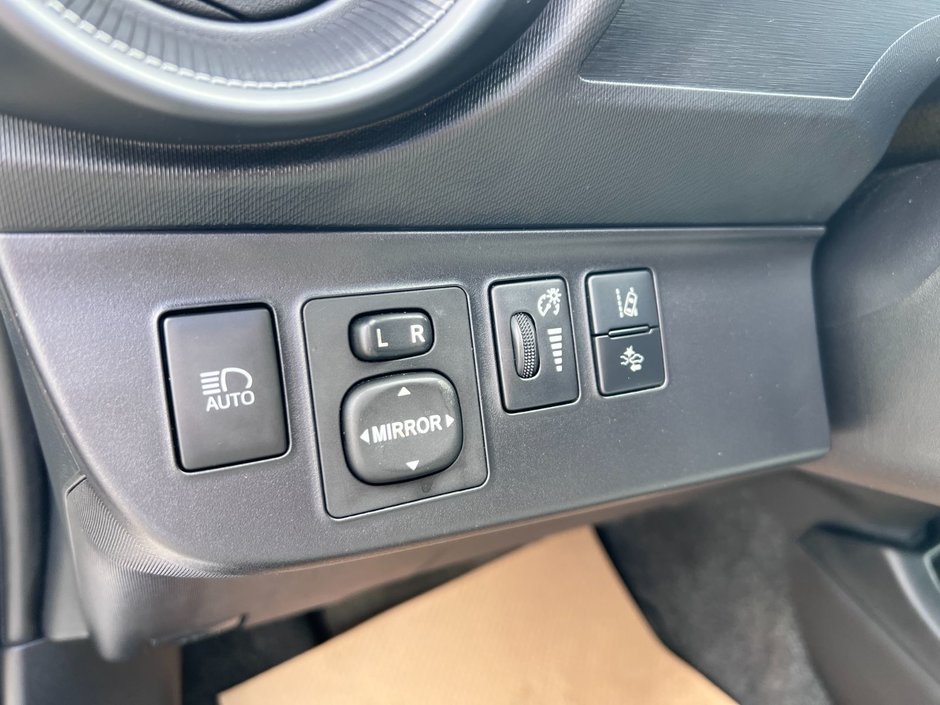 2018 Toyota Prius C ECVT-13