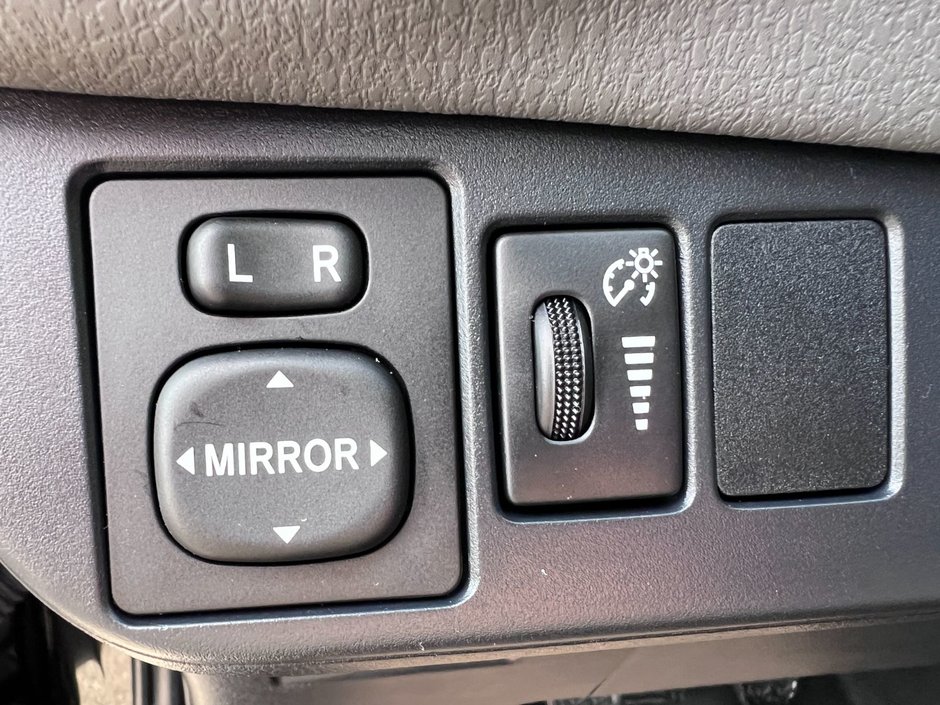2018 Toyota Yaris 5 Dr LE Htbk 5M-13