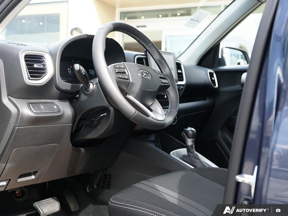 2025 Hyundai Venue PREFERRED // NO ACCIDENTS-7