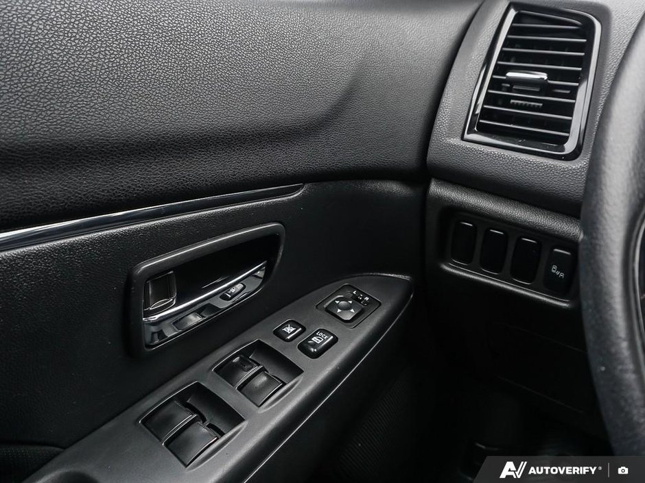 2020 Mitsubishi RVR SE FWD // NO ACCIDENTS-12